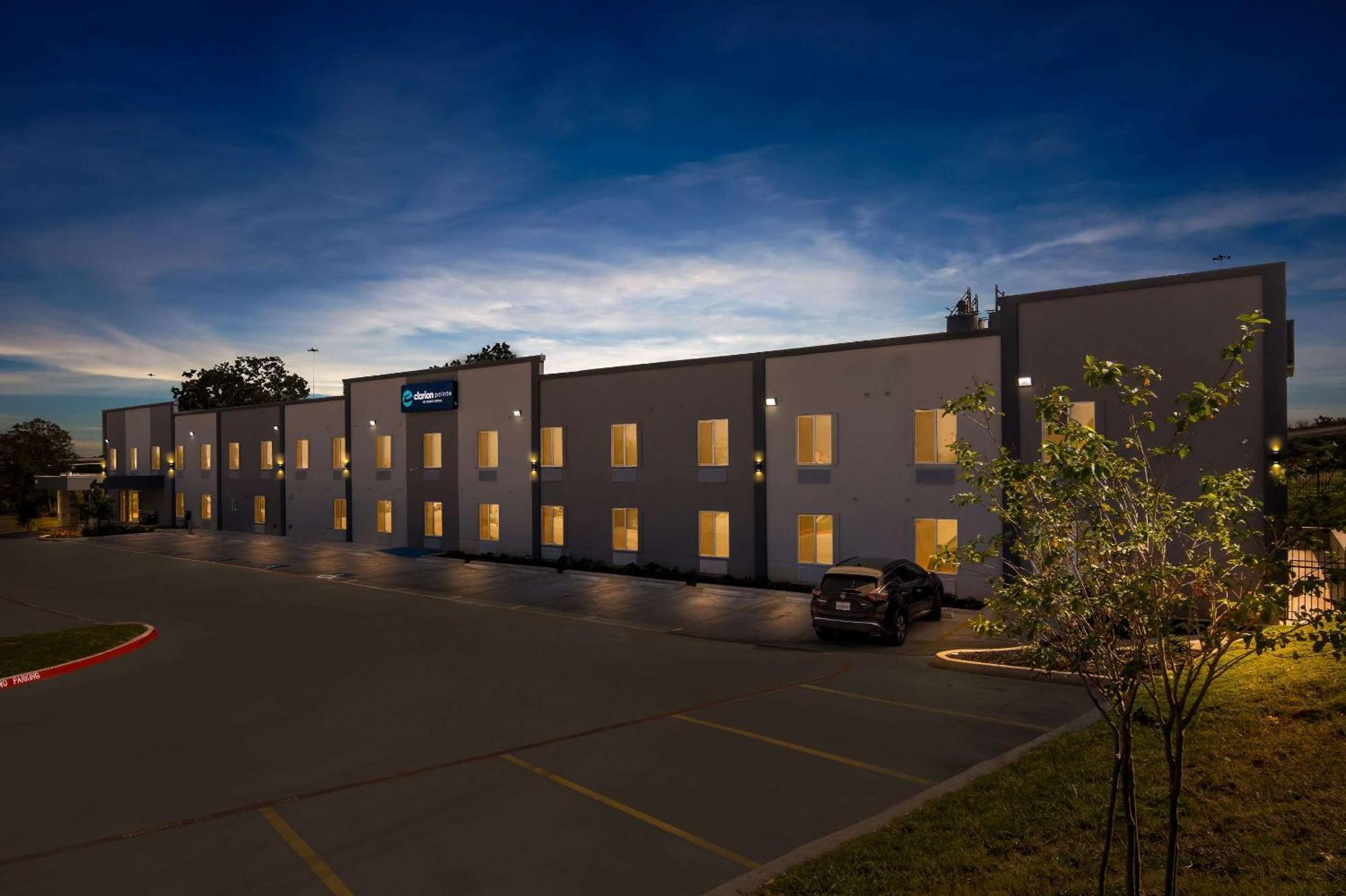 Hotel Clarion Pointe Fort Worth Exterior foto