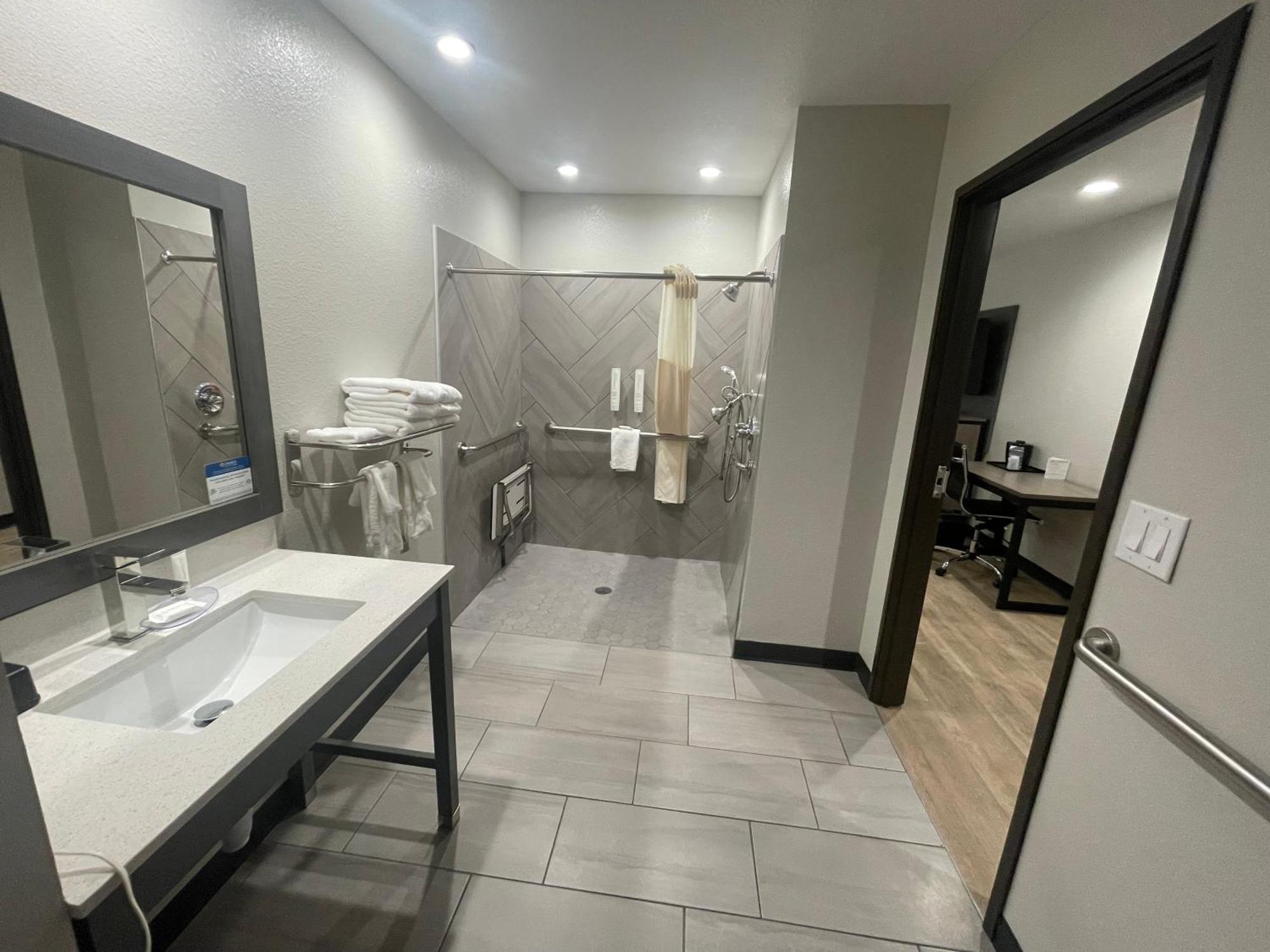 Hotel Clarion Pointe Fort Worth Exterior foto
